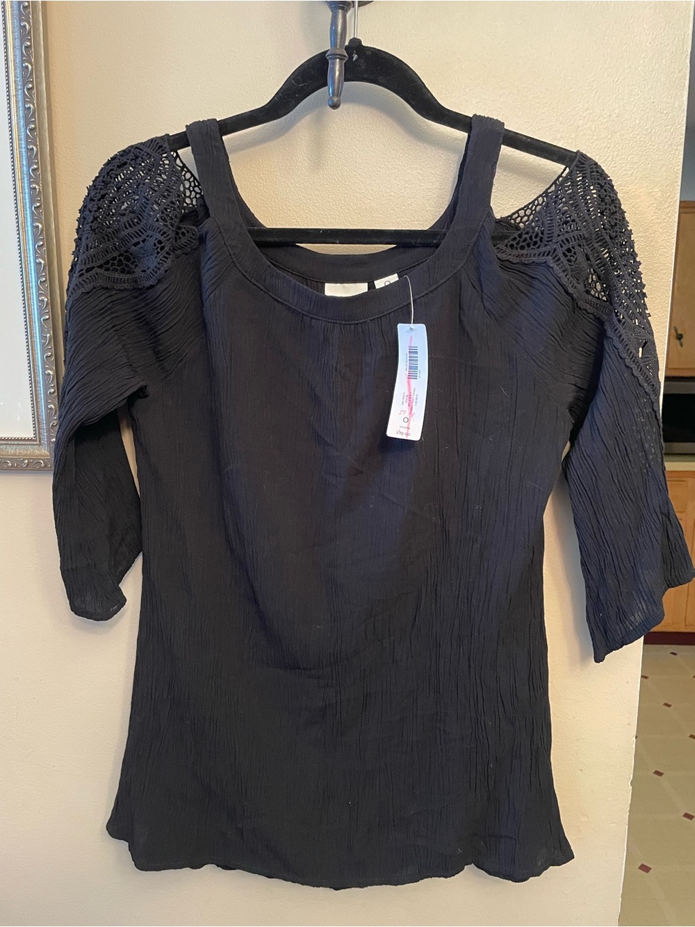NWT-Chico’s Zenergy

Women’s Black Cold-Shoulder Crochet Sleeve Top